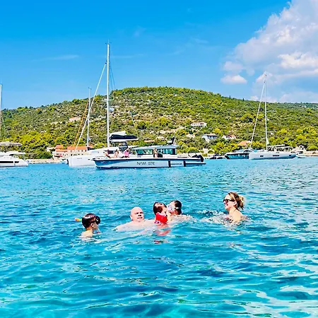 Botel Private Boat Tour Half-day,blue Lagoon & 2 Secret Place Spalato