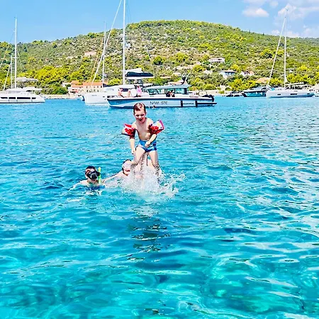 Botel Private Boat Tour Half-day,blue Lagoon & 2 Secret Place Spalato